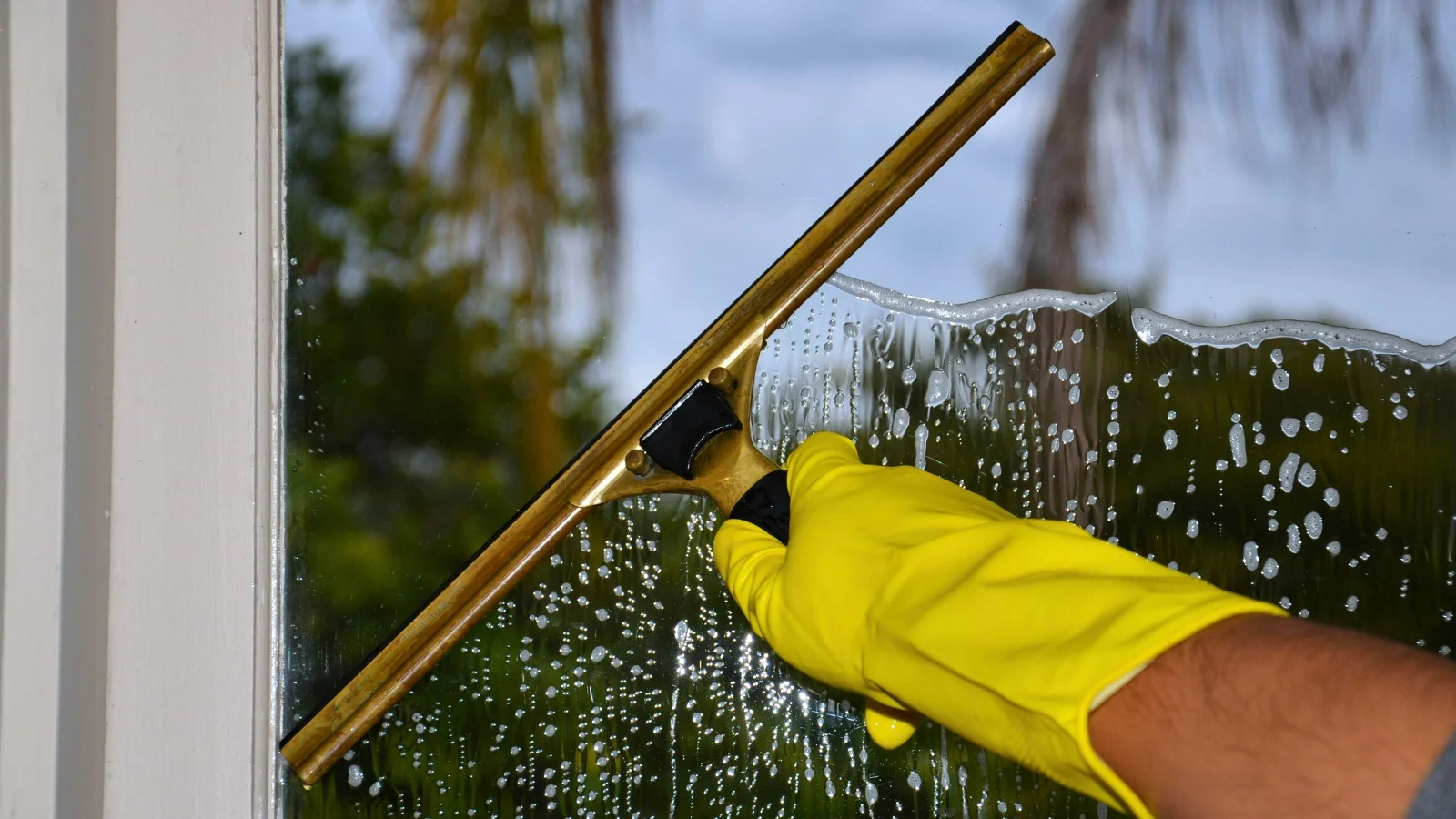Professional deep cleaning services for residential homes in UAE